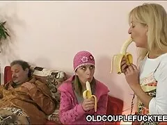 Mollige reife und junge Blondine kostenlose pornos einfachporno ficken sich gegenseitig