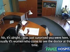 Latina lutscht einen großen saftigen Schwanz und packt ihn einfach porbo dann in ihre Muschi.
