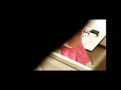 Asiatisches Mädchen einfsch porn in Brille zieht ihren Sekundäranzug aus und wird geduscht