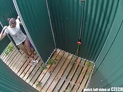 süßes einfach ponos Mädchen vor der Kamera