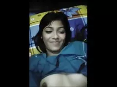 brünette Frau gibt Kopf einfachporno dildo